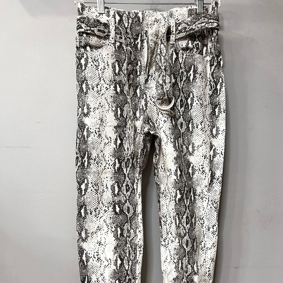 AKIRA Denim - Akira White Snakeskin Skinny Jeans. Size 5